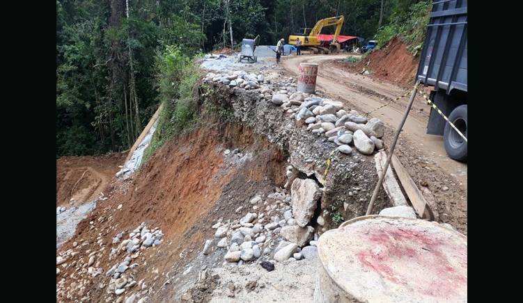 Jalan Sungai Penuh-Tapan Longsor, Mobil Pertamina Masuk Jurang