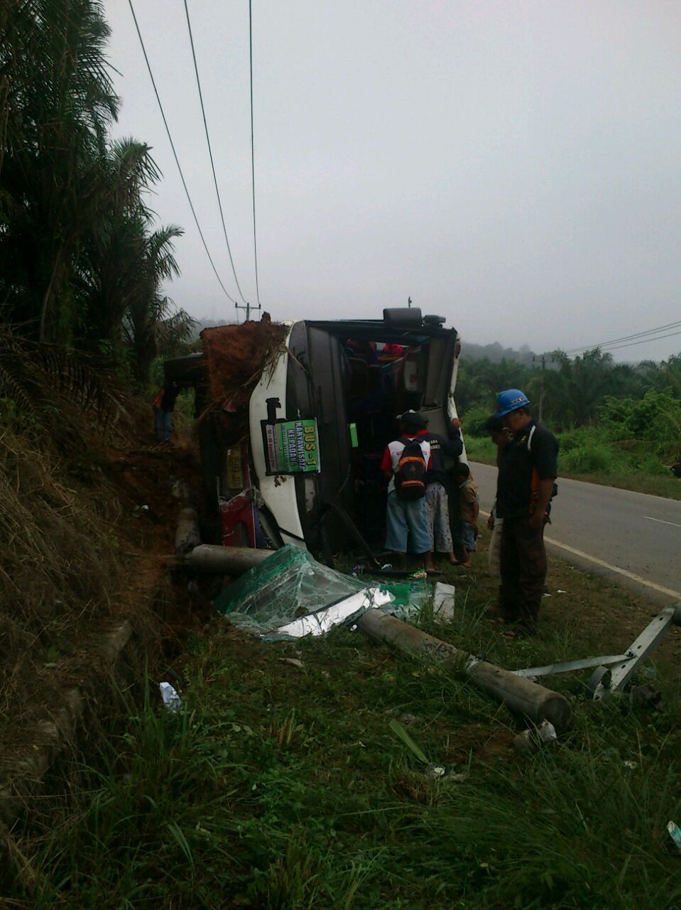 Dilempar Batu, Bus Terbalik, Penumpang Alami Luka Berat