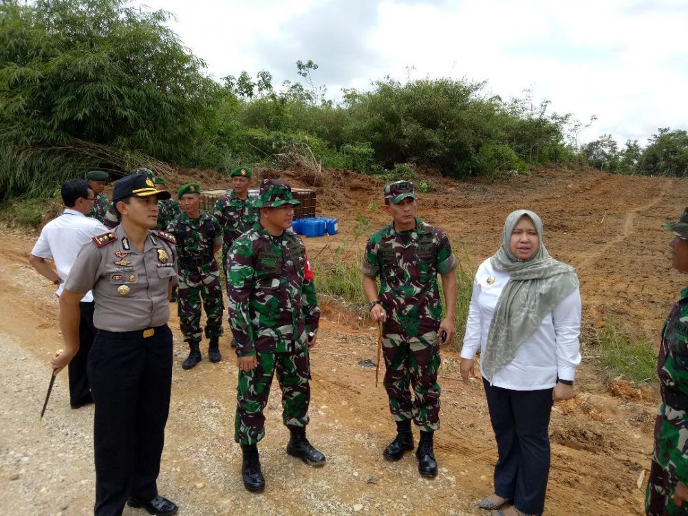 Masnah dan Danrem Tinjau Jalan TMMD