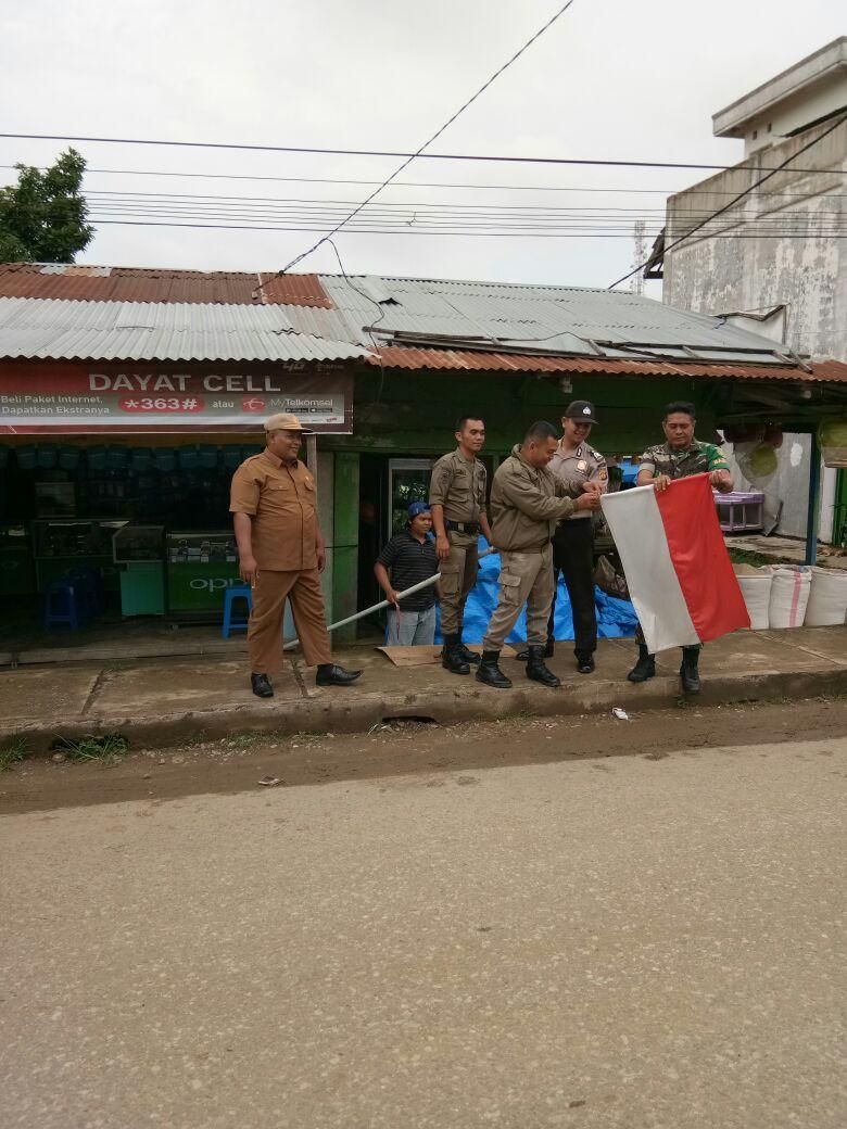 Fokopimcam Tertibkan Bendera Merah Putih