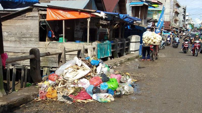 Pasca Tahun Baru, Sampah Menggunung di Kuala Tungkal