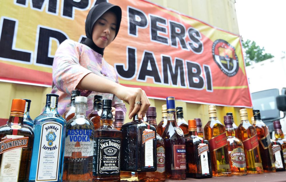 Jelang Tahun Baru Ribuan Botol Miras Disita