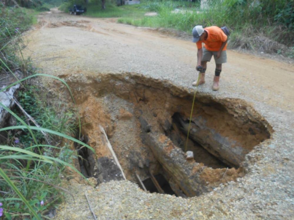 Kesulitan Bawa Hasil Pertanian, Jalan Tiga Desa Rusak parah