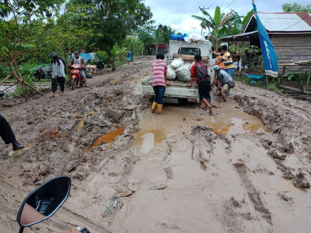 Jalan Provinsi Rusak, Warga Kesulitan Bawa Hasil Panen