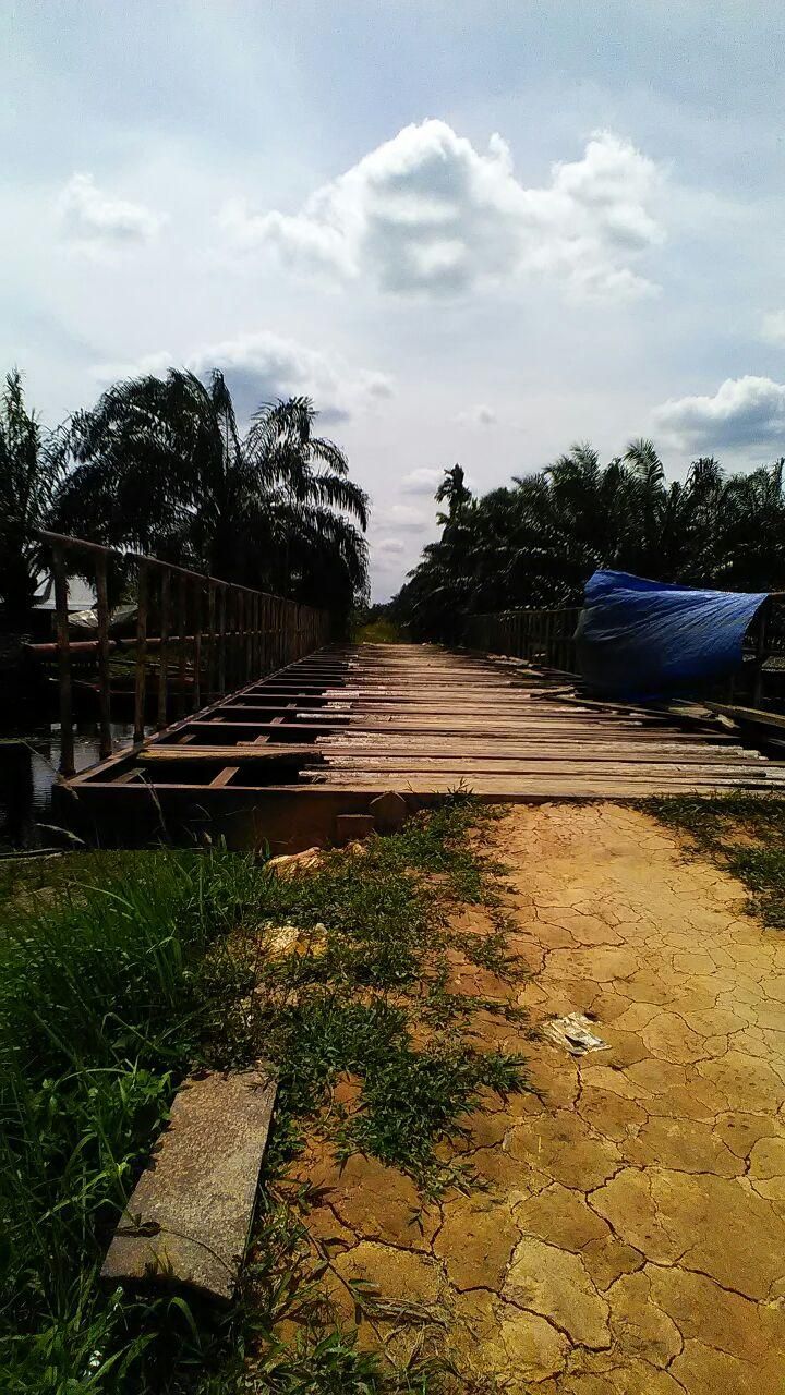 Kondisi Jembatan Besi Rusak, Bagian Lantai Hanya Terpasang Papan Seadanya