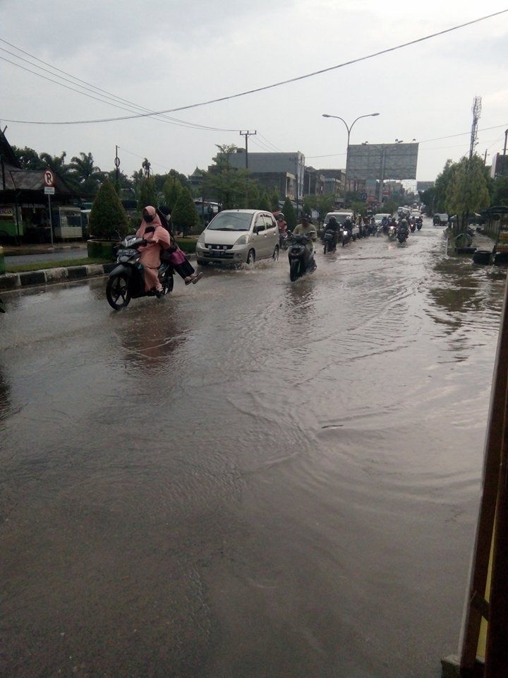 Drainase Tersumbat, Air Genangi Badan Jalan