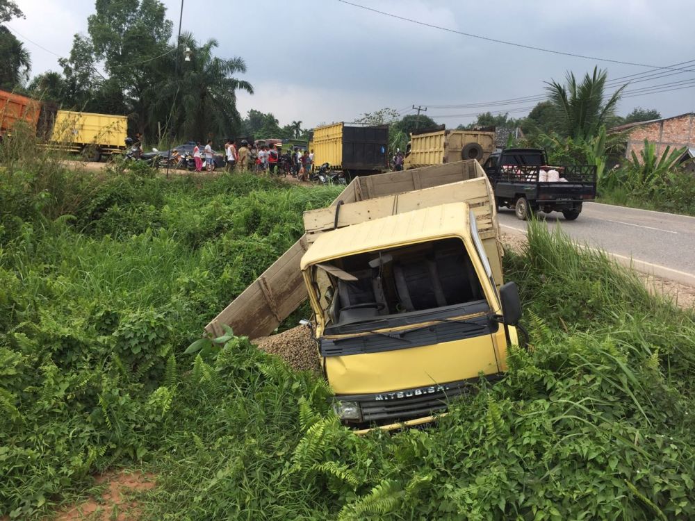 Sopir Nyaris Tewas,  Truk Pengakut Krikil VS Truk Batu Bara