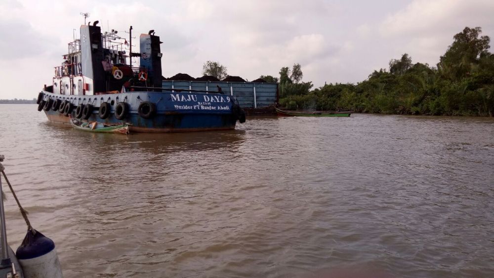 Tug Boat Tabrak Dermaga di Teluk Majelis