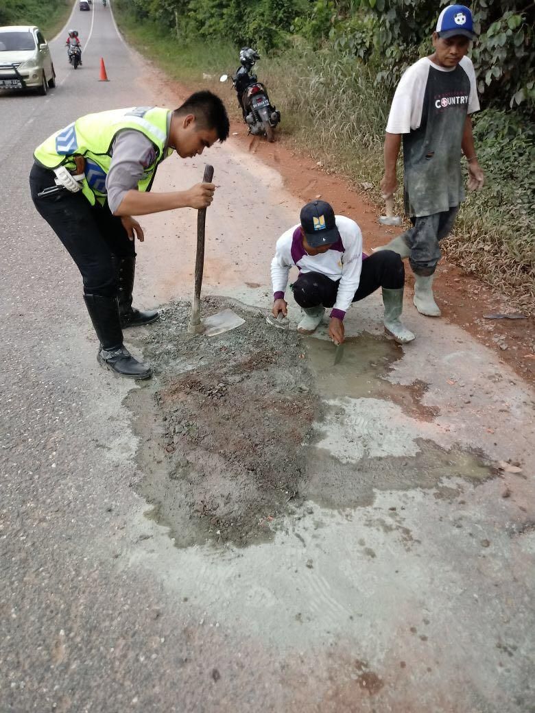 Polres Muarojambi Tambal Lobang Jalan