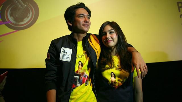 Adipati Dolken dan Vanesha Prescilla Umbar Foto Ciuman