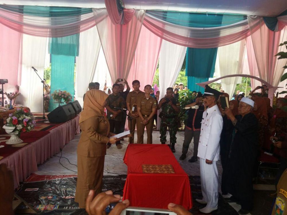 Masnah Lantik Kades Sungai Terap Jadi Pemangku Adat