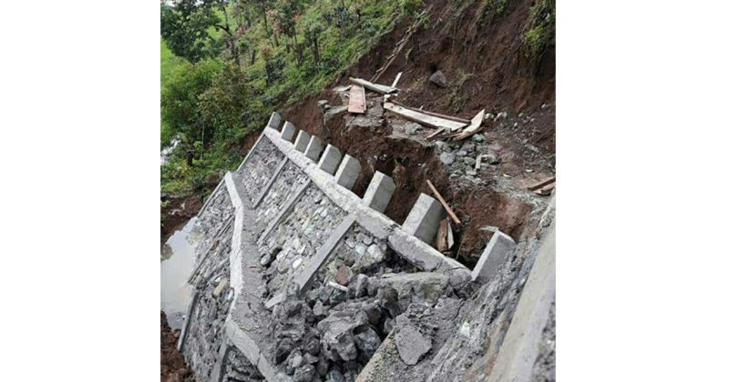 Sudah Ambruk, Diduga Proyek Tembok Penahan di Sungai Jernih Asal Jadi