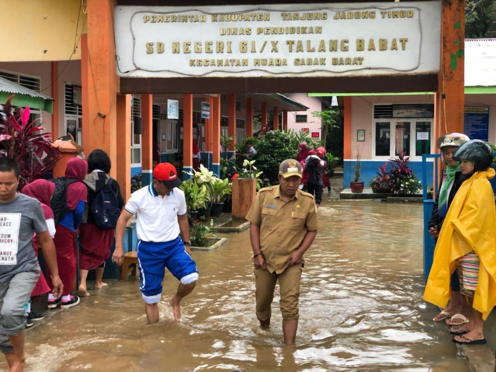 Banjir, Bupati Romi Tinjau SD 61 Talang Babat