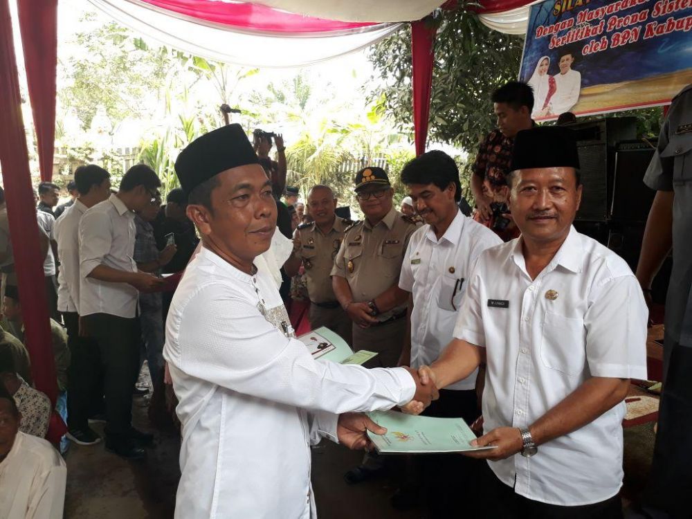 Sekda Muarojambi Serahkan Sertifikat ke Warga Berembang