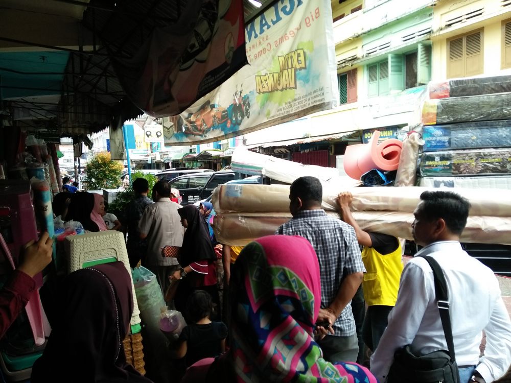\'PR\' Camat Pasar, Atasi Kesemrawutan di Samratulangi