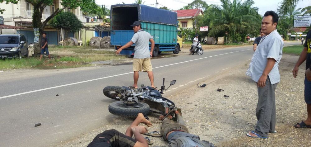 Dua Pemuda Nyaris Tewas, Hantam Mobil Truk dari Belakang