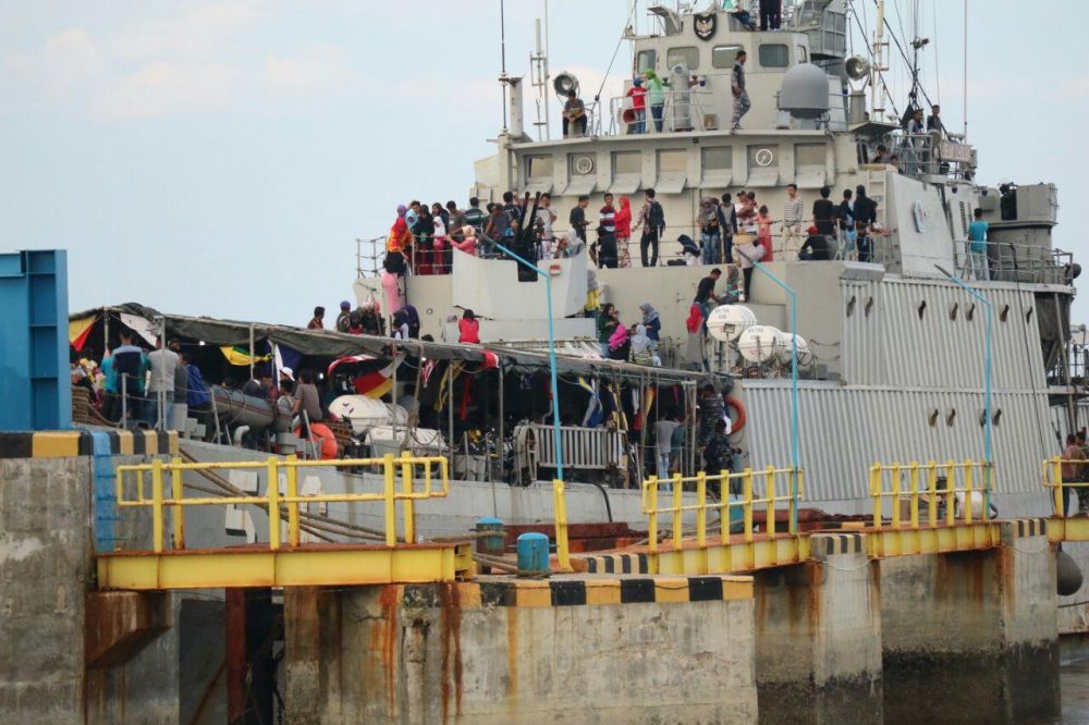 Kapal Perang Bersandar di Tungkal, Untuk Pertama Kali, Jadi Objek Wisata Dadakan