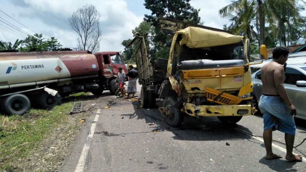 Sopir Nyaris Tewas, Tanki Pertamina Vs Truck Batubara