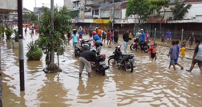 Bupati Mashuri Tinjau Korban Banjir Bungo