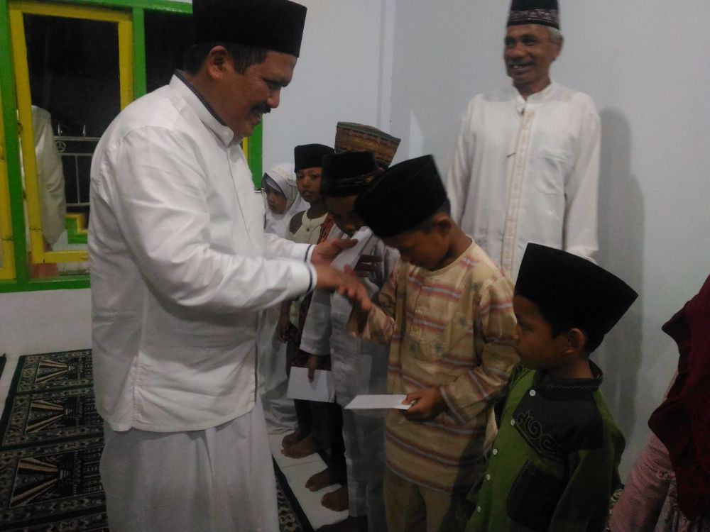 Zainal Abidin Santuni Anak-Anak Jamaah Masjid Nurul Huda