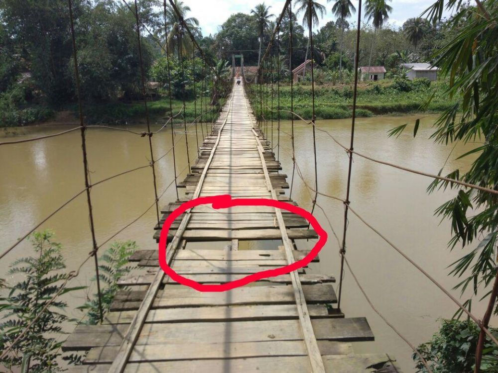 Warga Bungo Keluhkan Jembatan Rusak