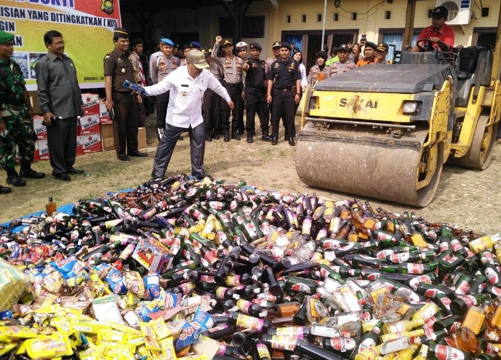 Pjs Bupati Merangin Musnahkan Ribuan Botol Miras