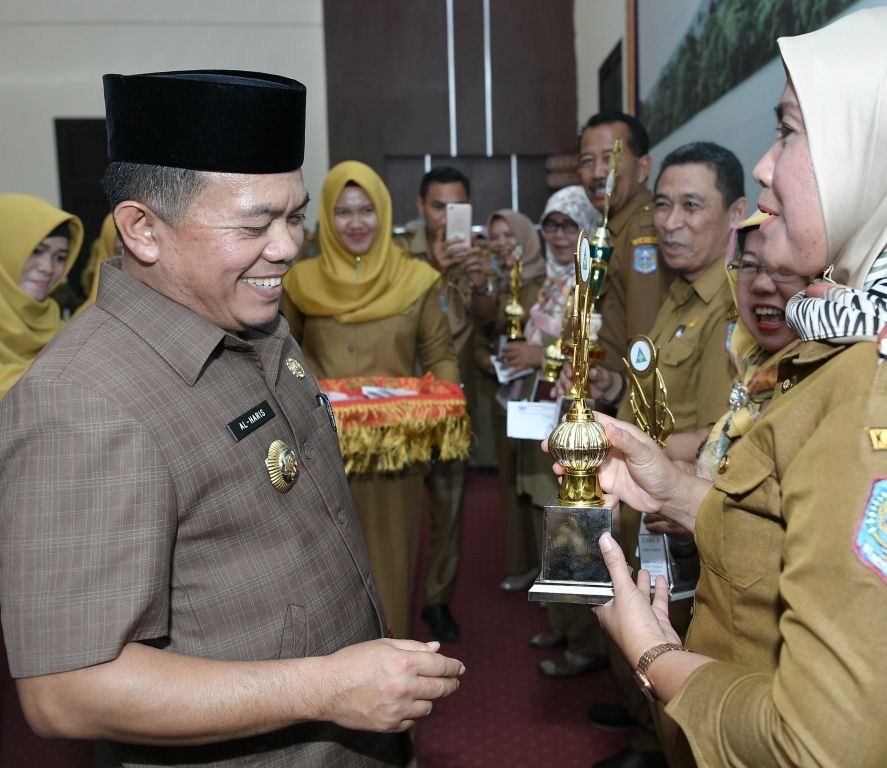 H Al Haris Serahkan Piala Pemenang LSS Tingkat Kabupaten Merangin 2018