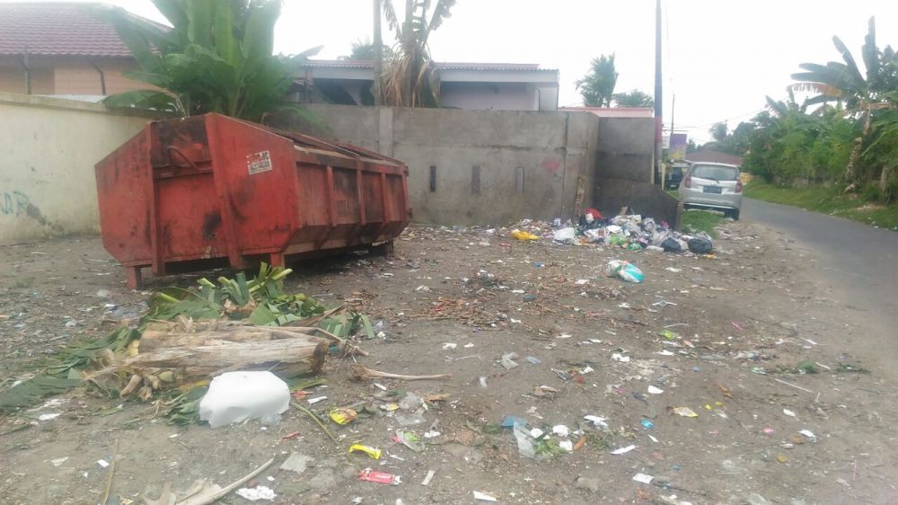 Warga Telanaipura Keluhkan Sampah Berserakan di Luar TPS