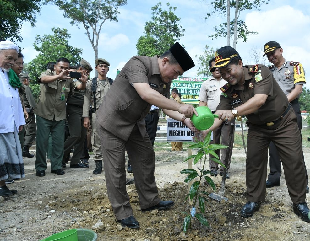 Bupati dan Kajari Tanam Program Sejuta Pohon