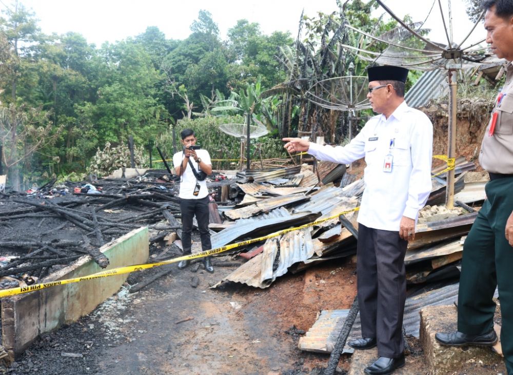 Pj Sekda Merangin Santuni Korban Kebakaran Di Kawasan Bukit Aur Bangko