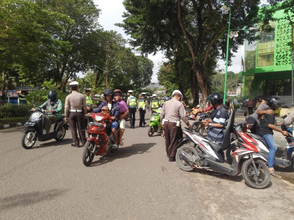 Pengendara Nekat Terobos Barisan Razia