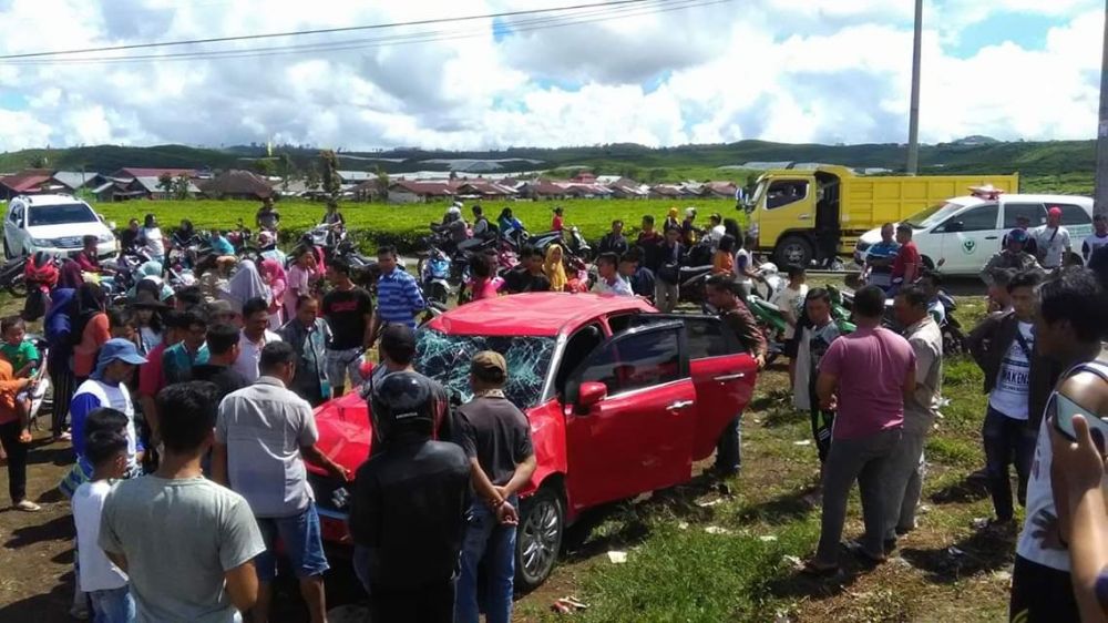 Hindari Ibu Hamil, Mobil Baleno Terbalik