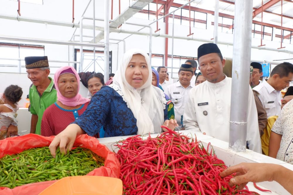 Bupati Masnah Resmikan Operasional Pasar Semi Modern Kelurahan Tanjung 