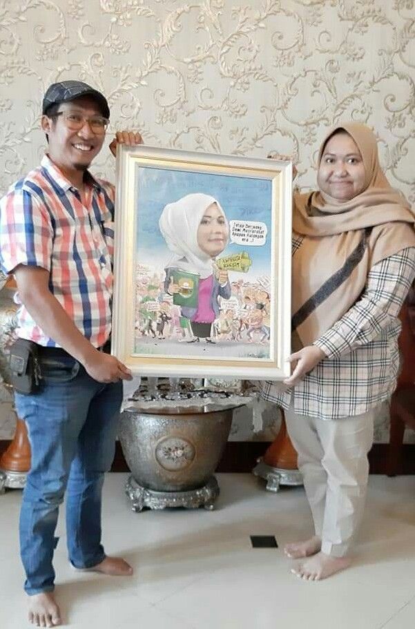 Bupati Masnah di Hadiahi Karikatur 