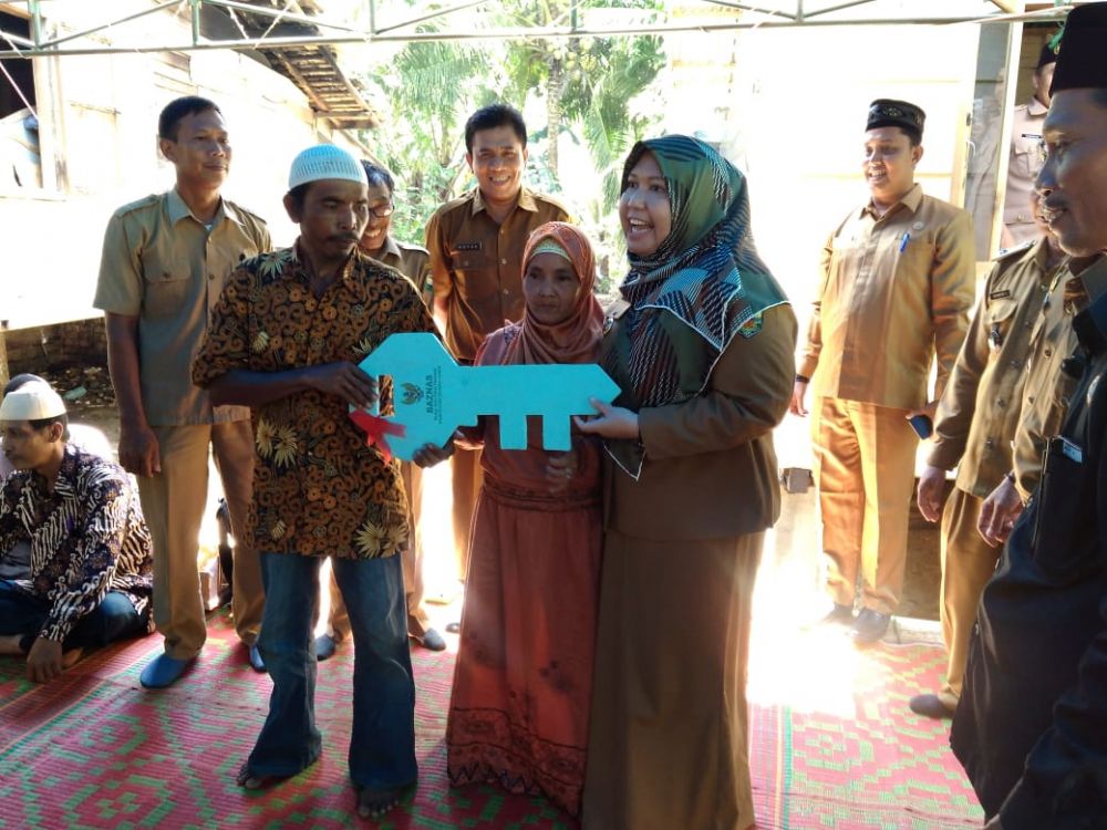 Bupati Masnah Serahkan Bantuan Bedah Rumah Kepada Warga Sengeti