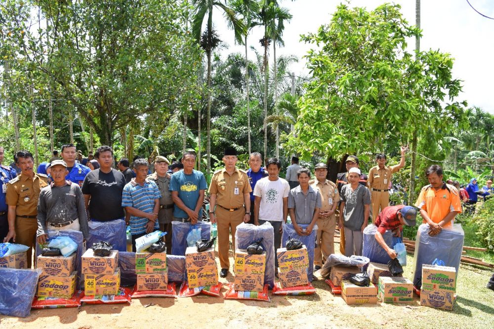 Walikota Fasha Serahkan Bantuan Korban Puting Beliung