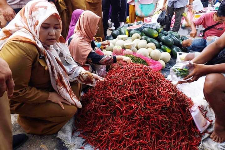 Bupati Masnah Sidak Harga Sembako Ke Pasar Sengeti