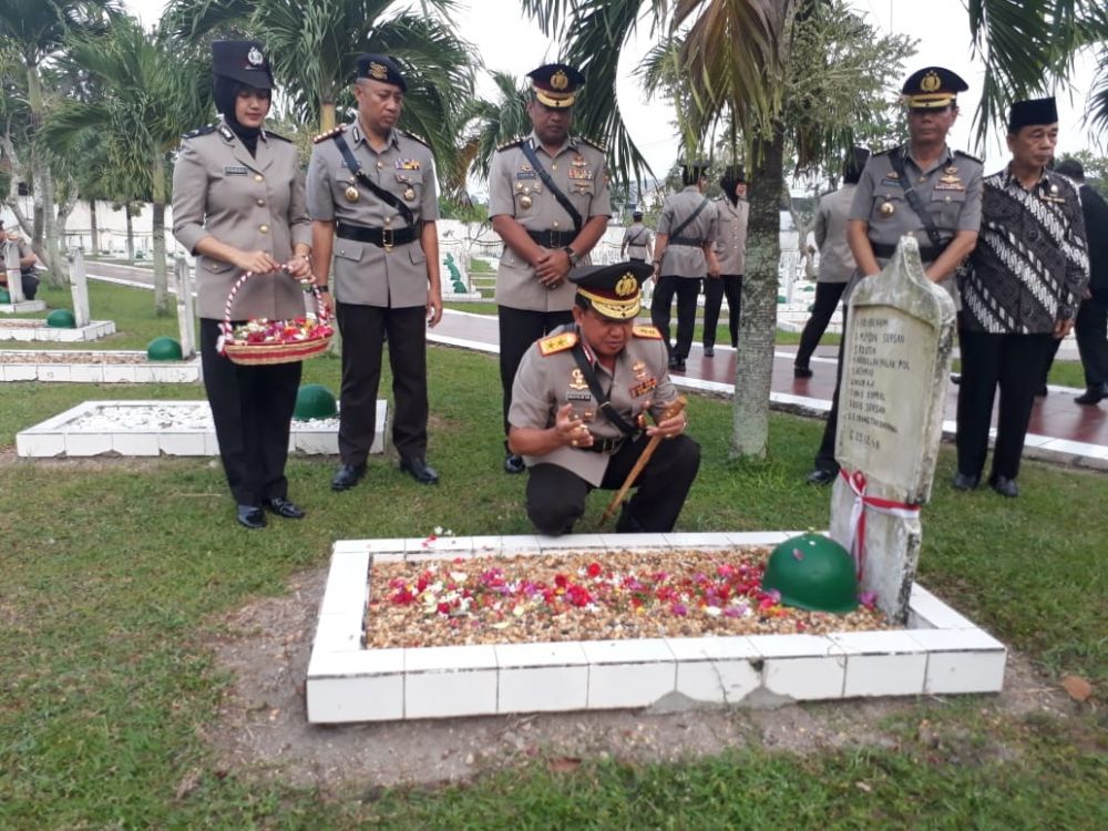 Kapolda Jambi Ziarah Kubur dan Tabur Bunga