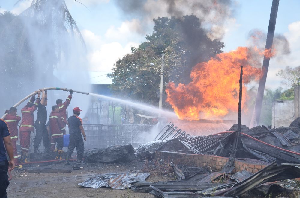 45 Drum dan 2 Tanki Terbakar