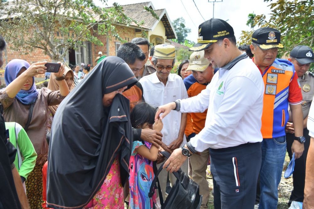 Walikota Jambi Berikan Bantuan Korban Kebakaran di Danau Sipin