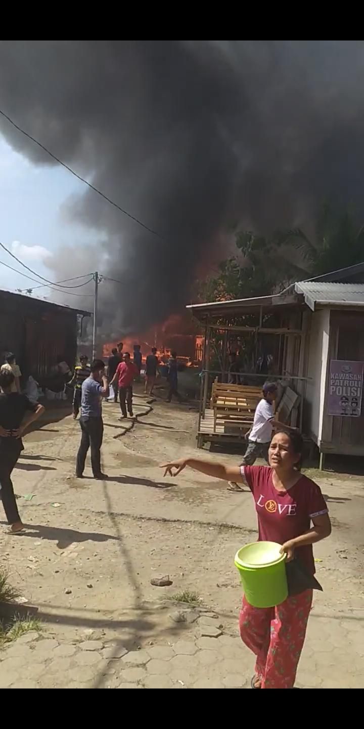 Enam Rumah dan SD Hangus Terbakar