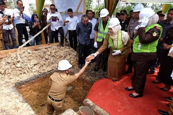 Bupati Masnah Hadiri Peletakan Batu Pertama Pembangunan Kantor Kejari