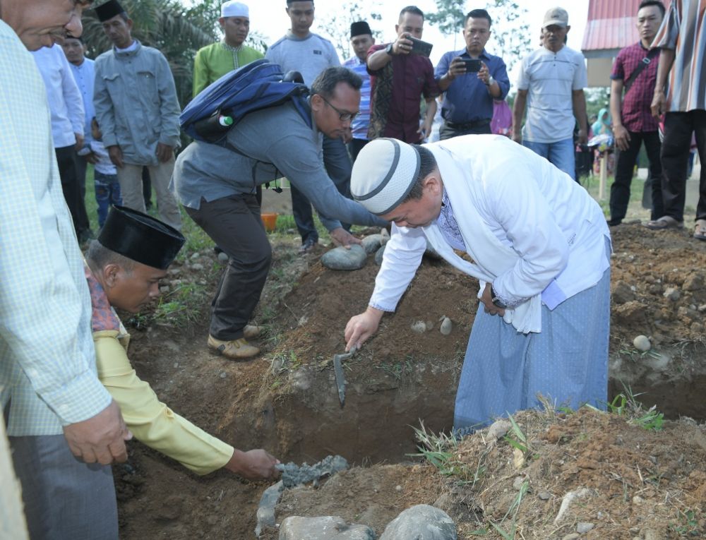 H Al Haris Letakan Batu pertama Masjid Darul Hijrah