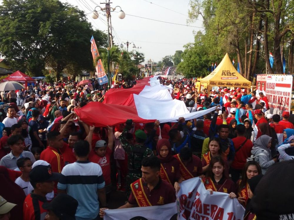 Bendera Merah Putih Seribu Meter Dibentang