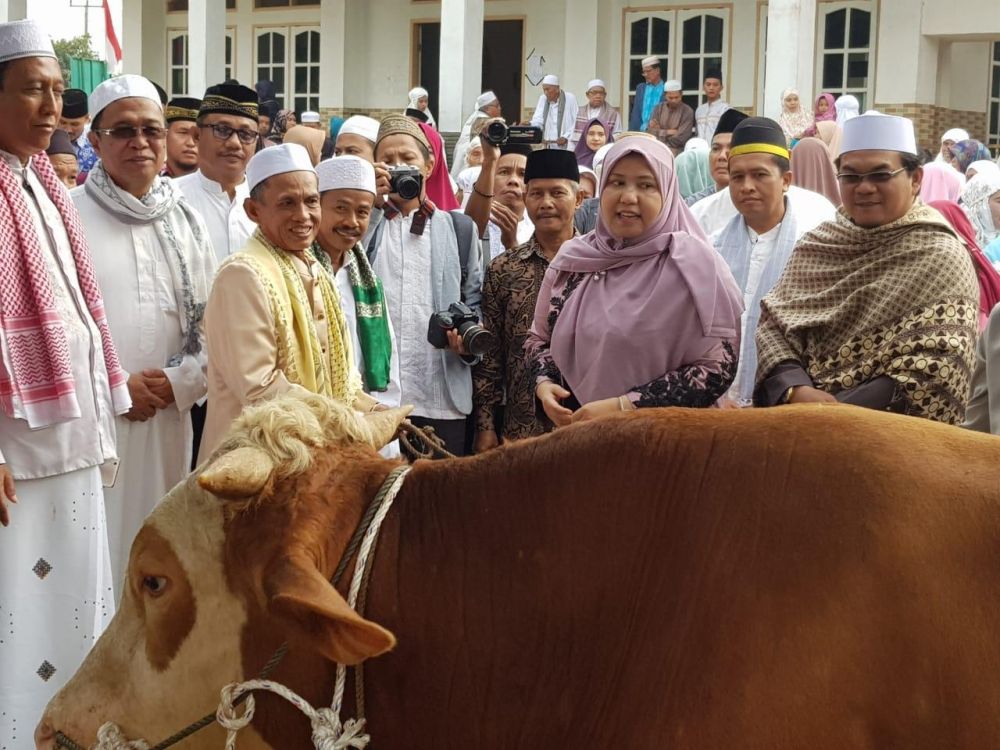 Bupati Sholat dan Serahkan Qurban di Masjid Ataqwa Sebapo