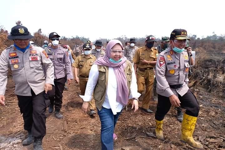  Bupati Masnah Bersama Kapolda Ikut Padamkan Api di Sipin Teluk Duren