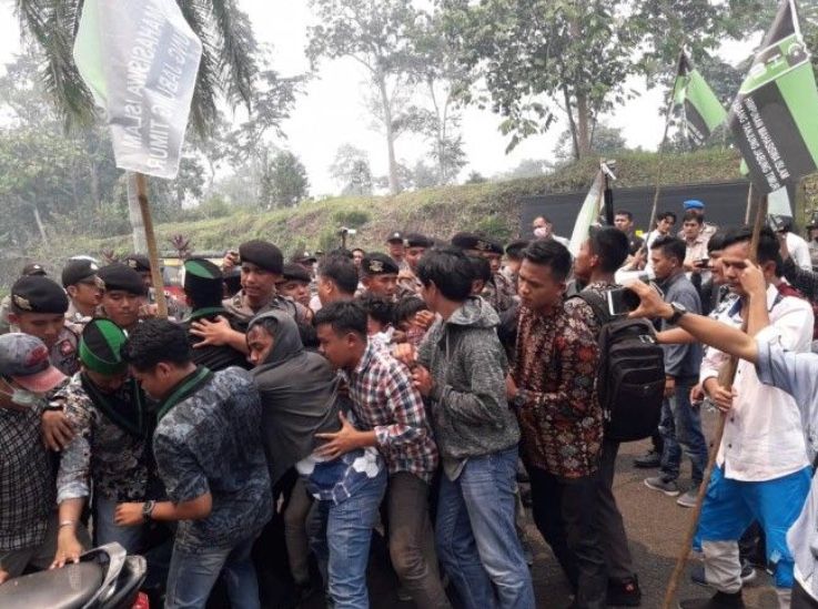 Paksa Masuk ke Gedung DPRD, HMI Tanjabtim dan Polisi Saling Dorong