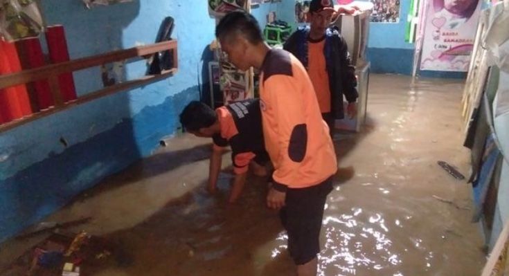 Banjir Mulai Surut, BPBD Bagikan Karung Atasi Air Masuk Rumah Warga