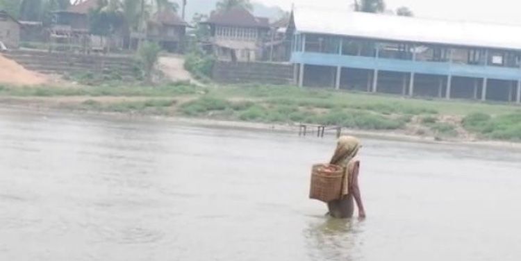 Tak Ada Jembatan, Nenek Maria Berenang Menyebrang Sungai