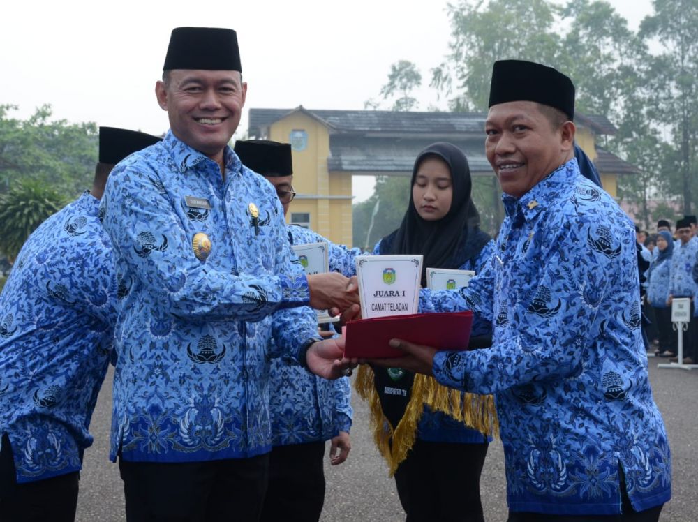 Bupati Sukandar Serahkan Piagam Perhargaan Kepada Camat Teladan